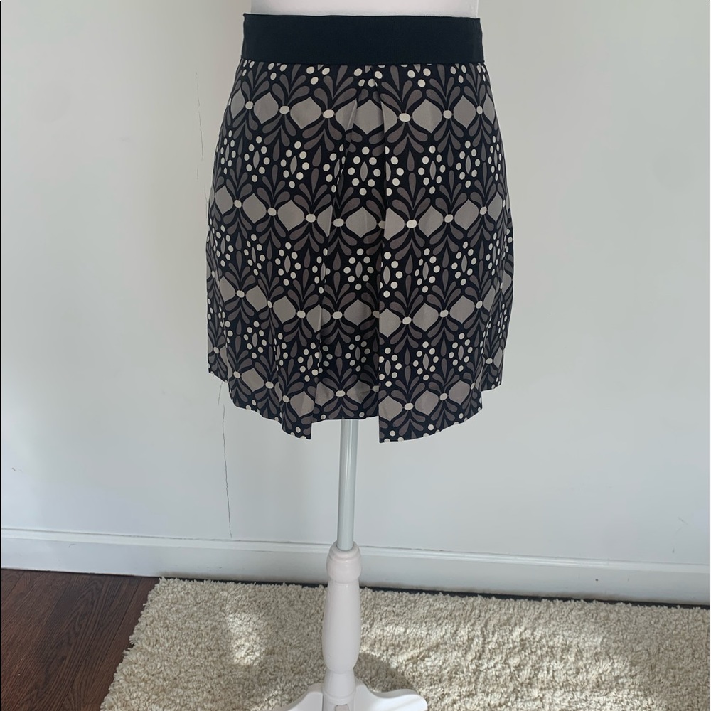 Milky NWT graphic deco print pleat skirt